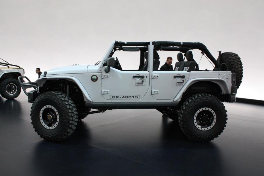  Jeep Wrangler Recon Concept 2013 года  (фото 10 из 16)